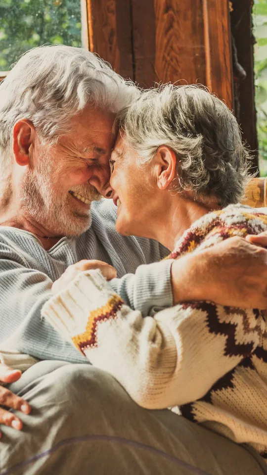 Un uomo e una donna che si abbracciano felici